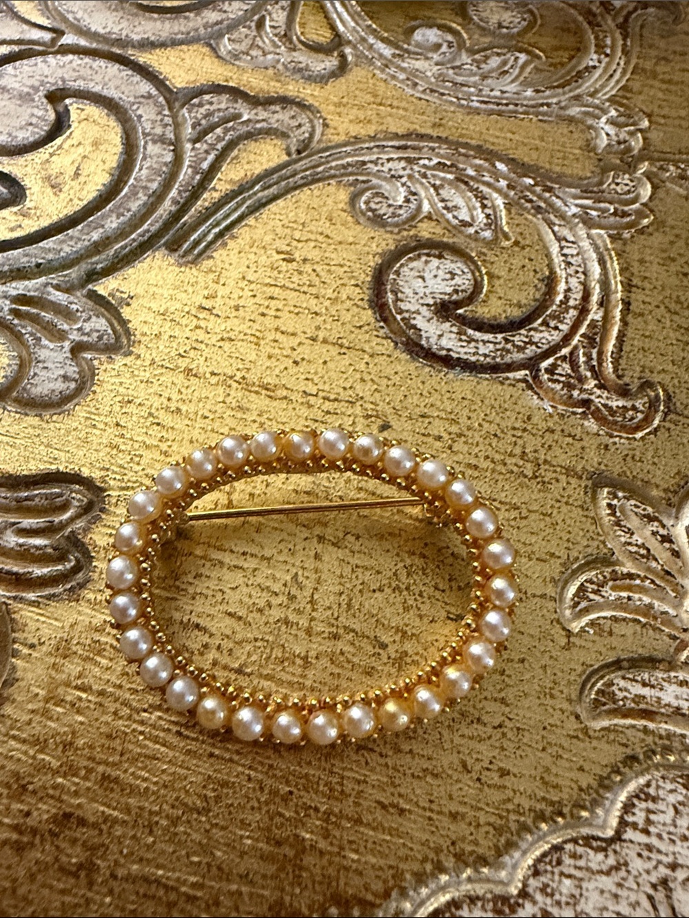 VTG Ledo Gold Faux Pearl Circle Wreath Brooch Pin